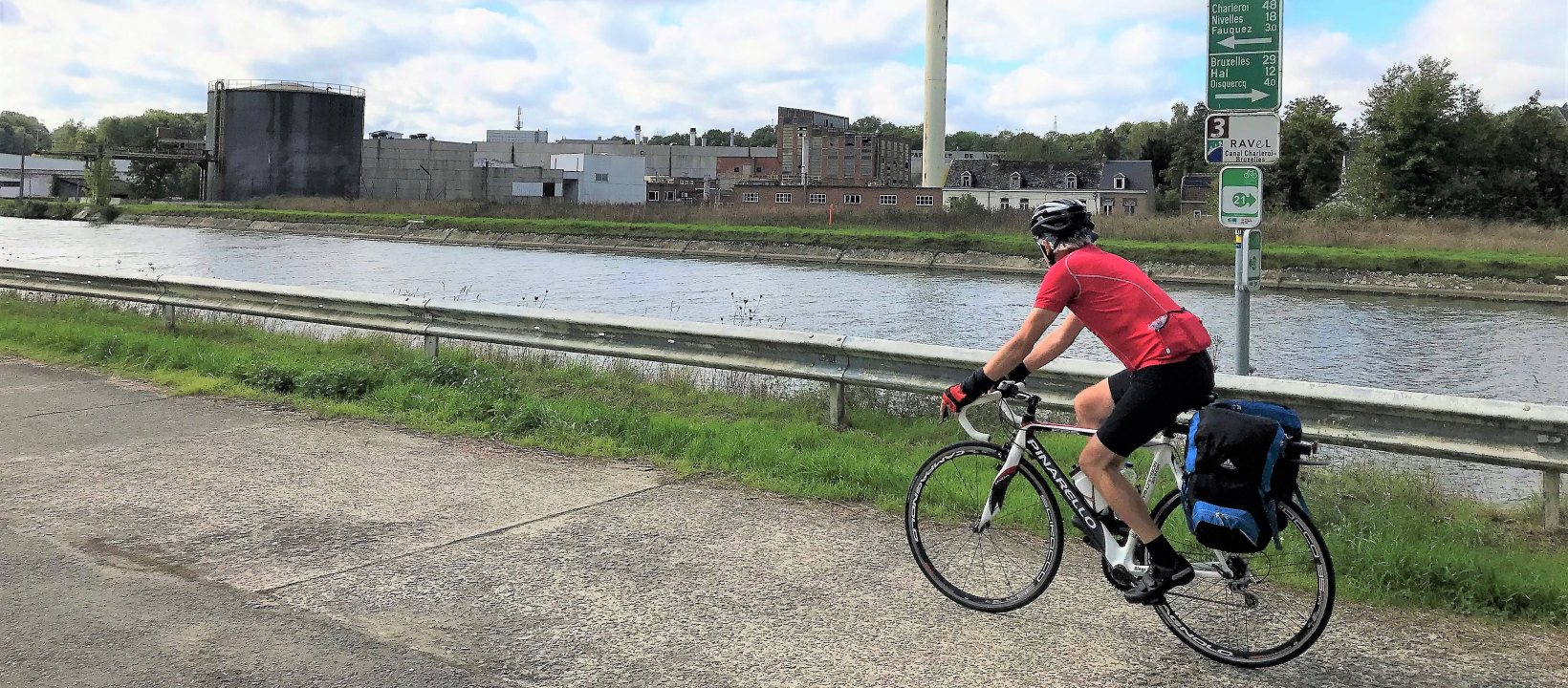 Fietser langs het Brussel - Charleroi kanaal