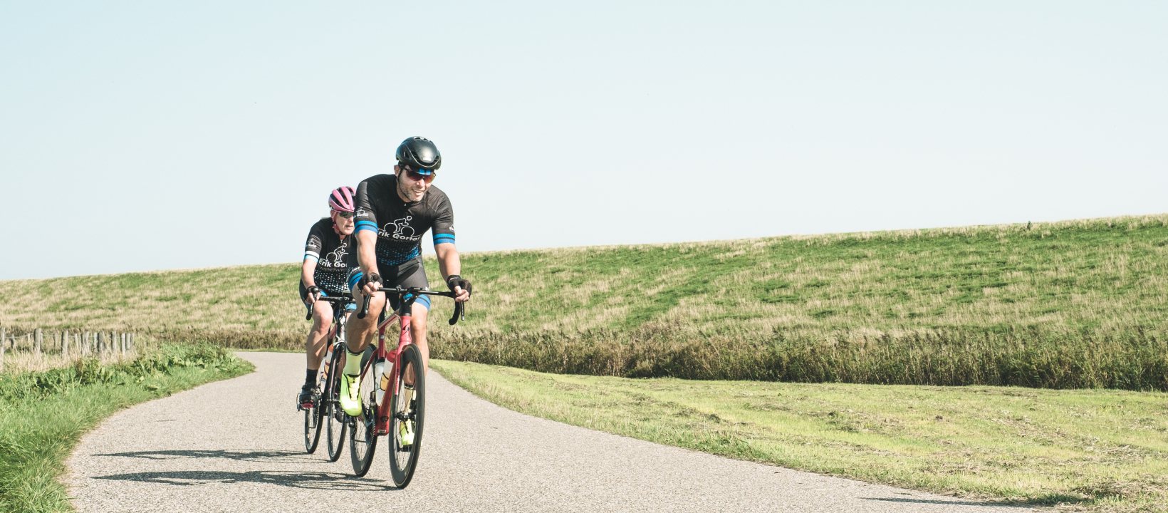 racefietsers bij lauwersmeer