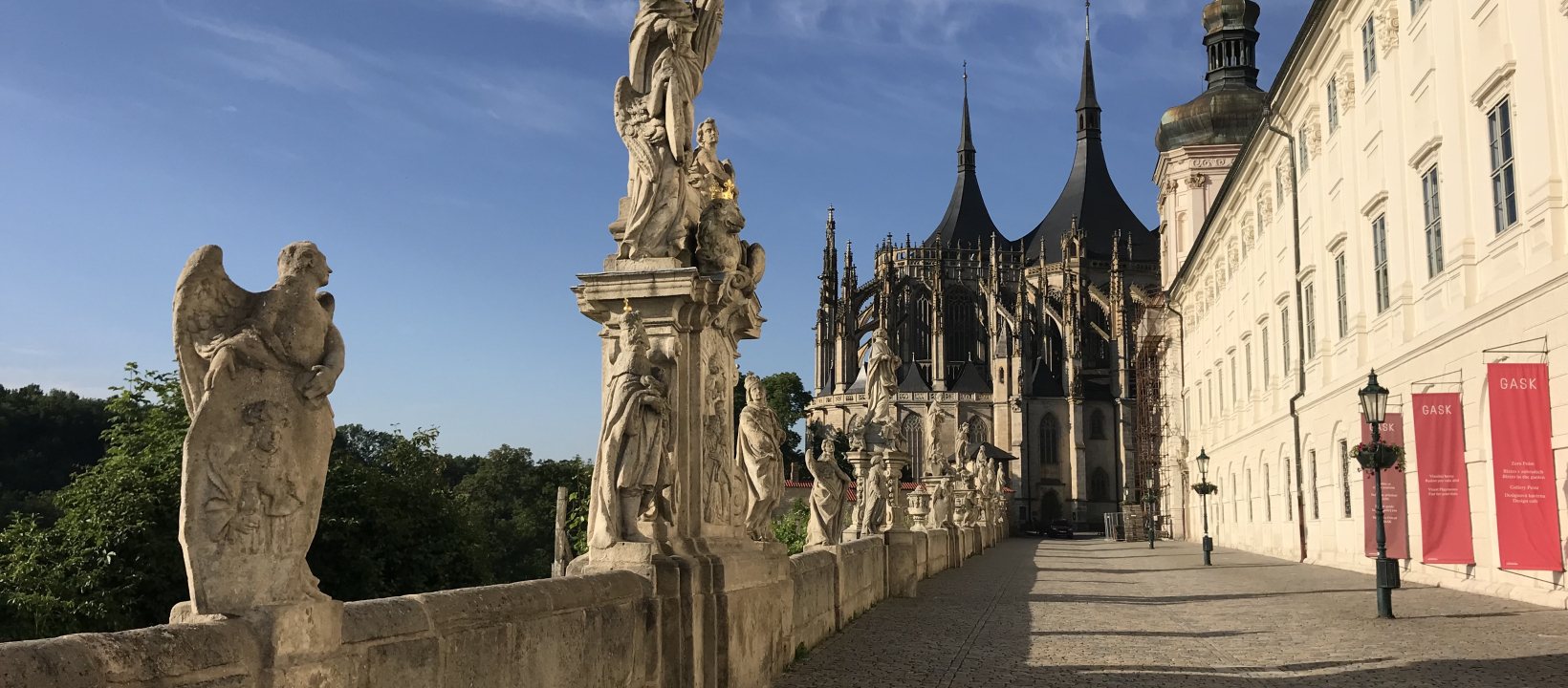 Kutna Hora kathedraal & balustrade (landscape)