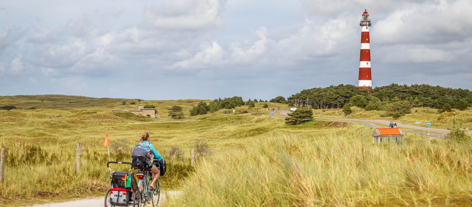 Fietser richting een vuurtoren