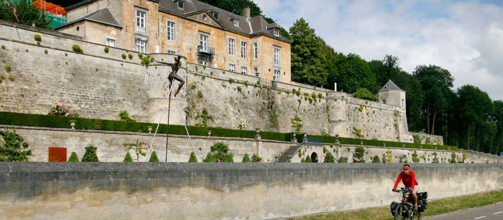 Château Neercanne in het schitterende Jekerdal in Zuid-Limburg. Tweehonderd verderop rijden we België binnen. 