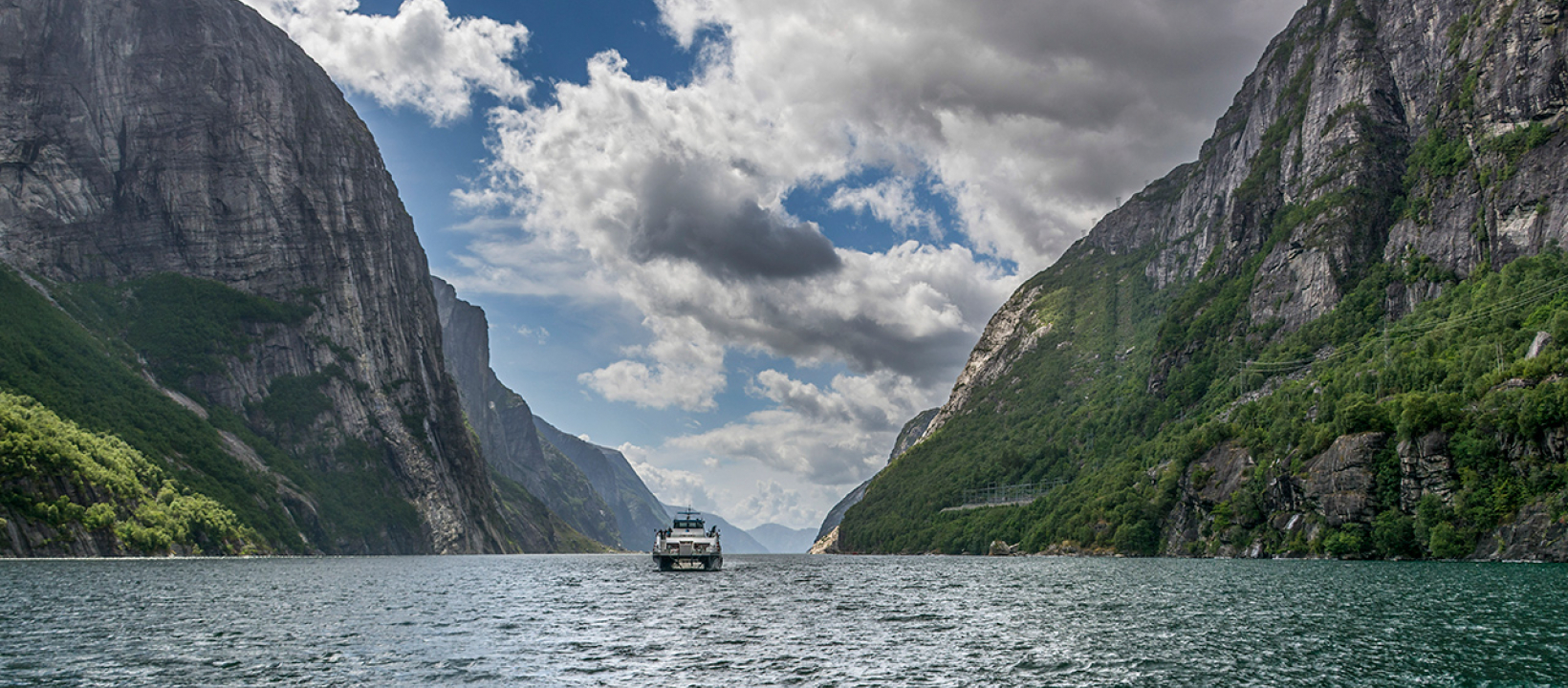 lr-07-Een-catamaran-brengt-ons-door-de-Lysefjord