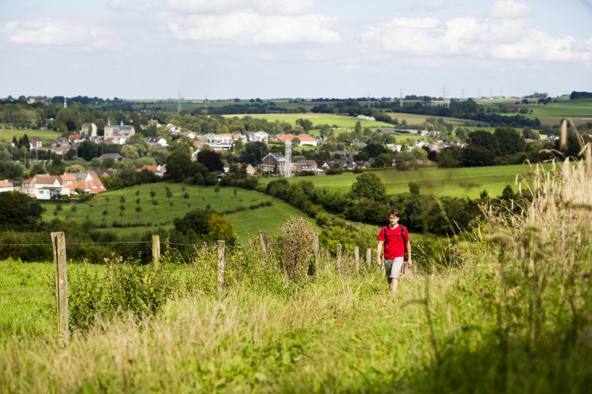 Bart Hautvast, Pelgrimspad, man met rode trui wandelen