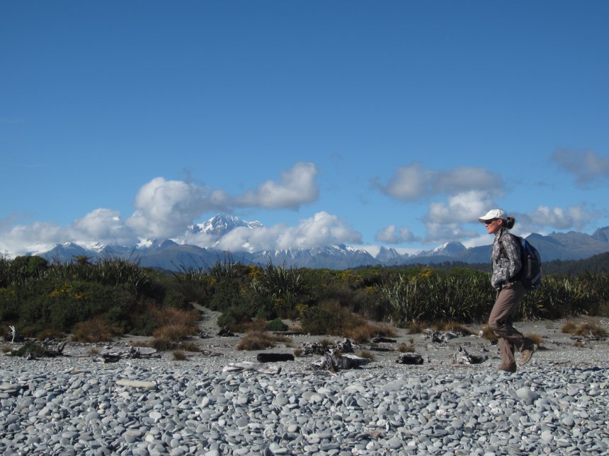 Nieuw-Zeeland, man loopt op stenen