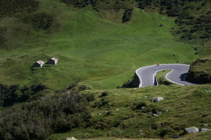 Fietsen in Zwitserland over bergpassen