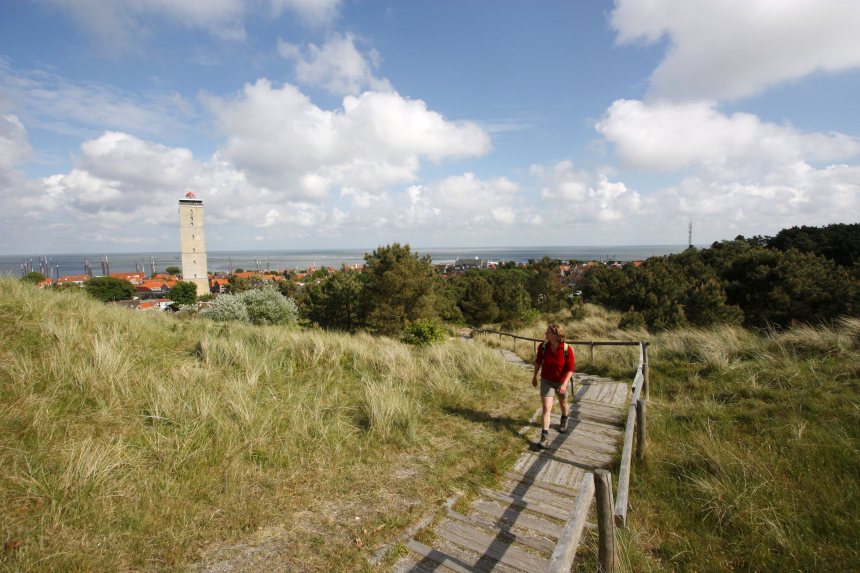 Waddenpad, vrouw loopt op de trap met mooi uitzicht