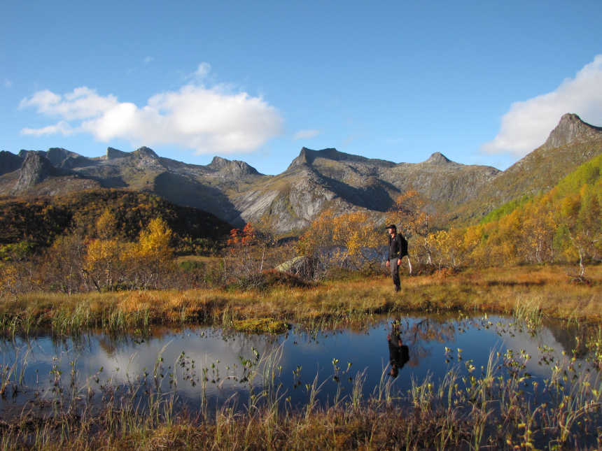 Noorwegen, man loopt door de natuur