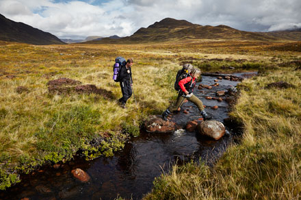 Schotland, mensen springen over het water