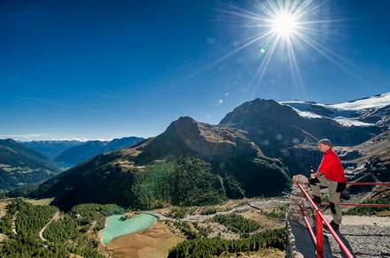 Man kijkt uit over dal in Zwitserland