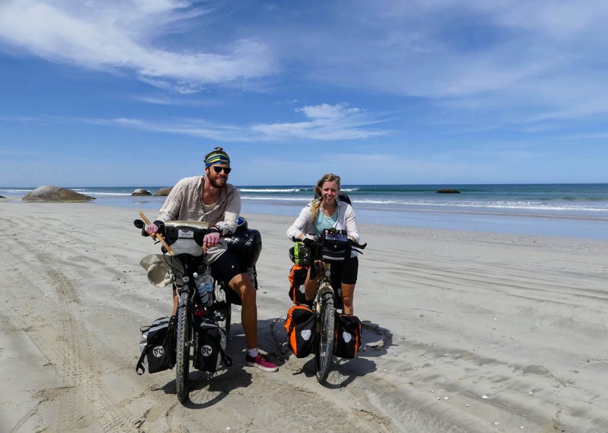 Koppel op strand in Australië