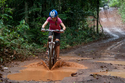 Fietsen doormodderplas in Suriname