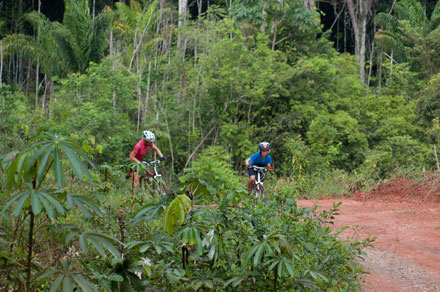 Fietsen door de jungle in Suriname