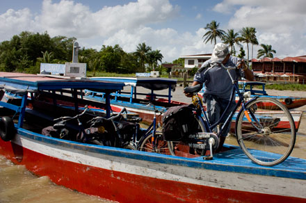 Fiets op de boot in Suriname