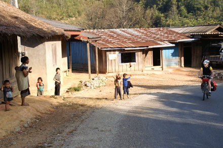 Fietsen door een dorpje in Thailand
