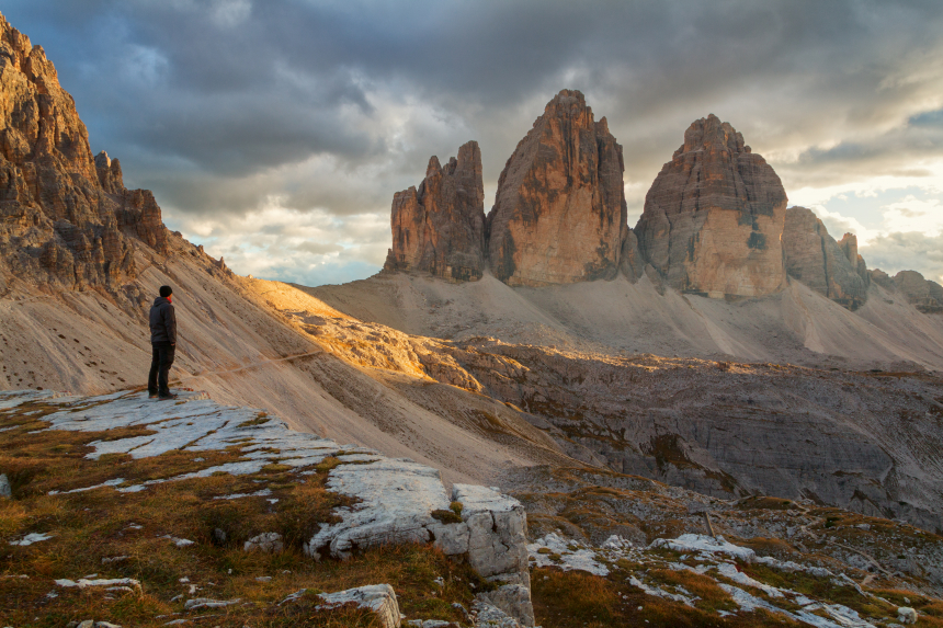 Dolomieten, man staat te kijken naar uitzicht van de bergen