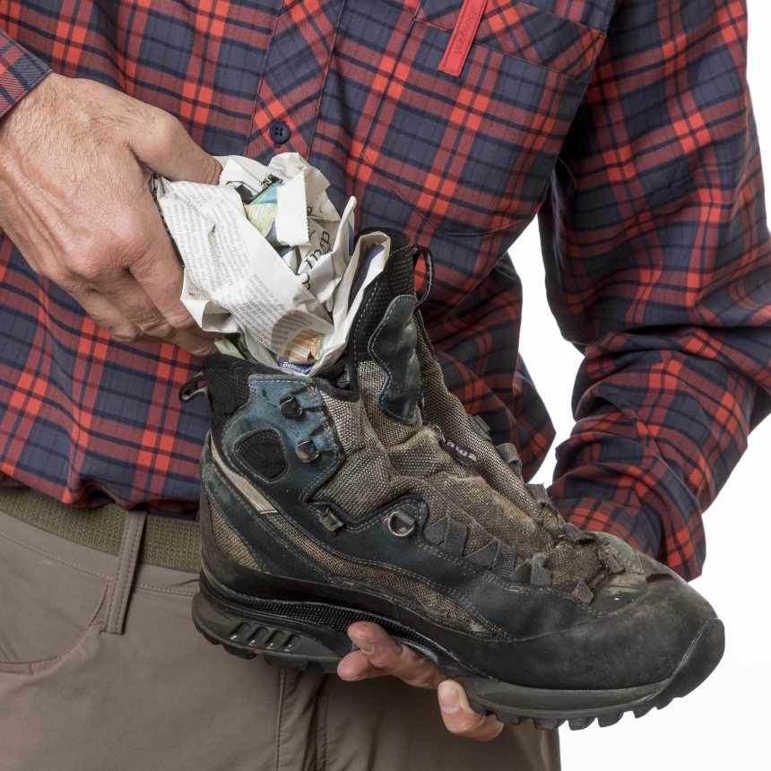 Prop kranten in schoenen
