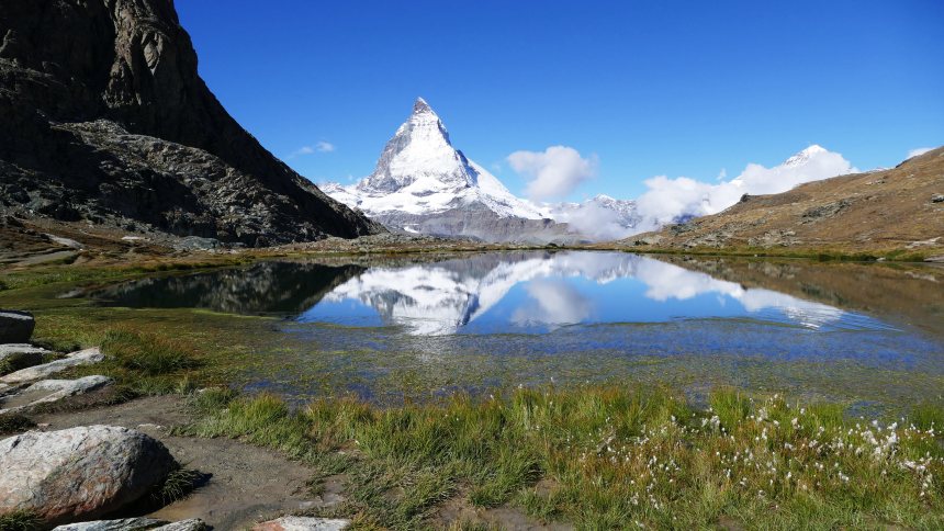 Wandelen rondom bekende bergtop Matterhorn