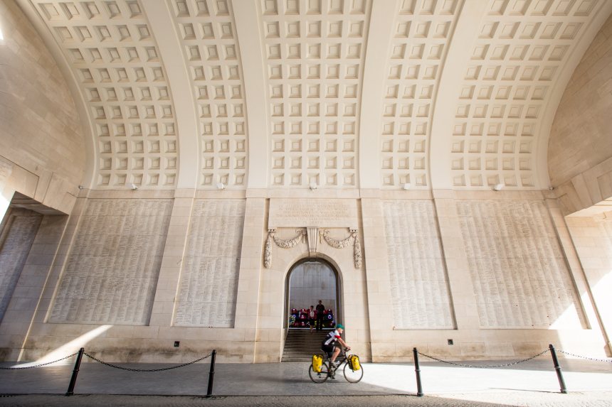 Frontlijnroute: De Menenpoort in Ieper, met de namen van 54.869 vermiste soldaten