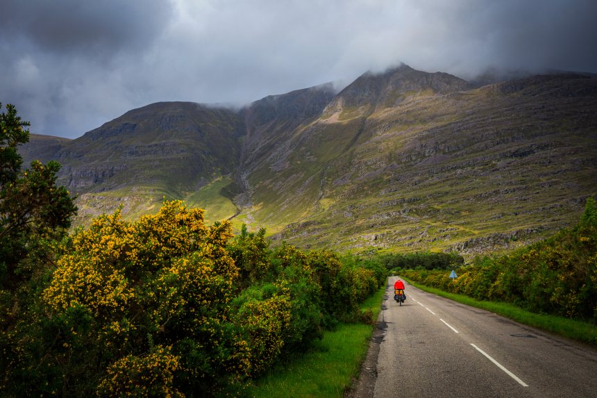 Fietser in het landschap van Schotland