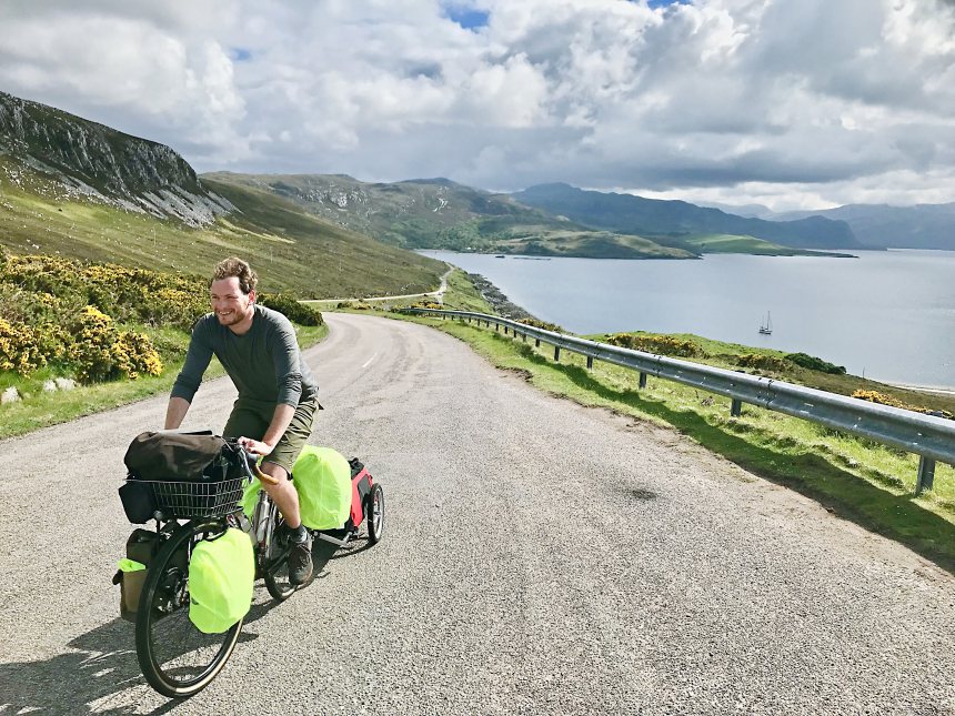 Fietsen langs een loch in Schotland