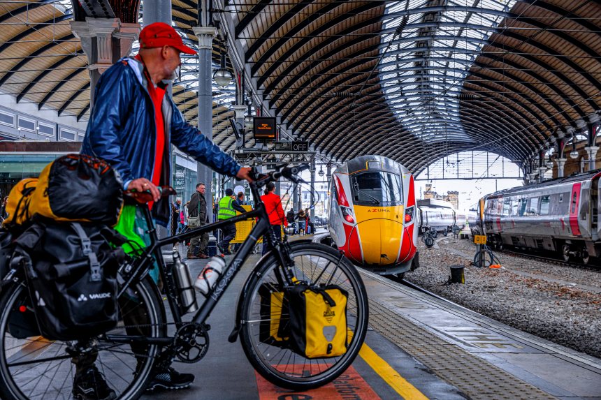 Fietser op het station van Newcastle