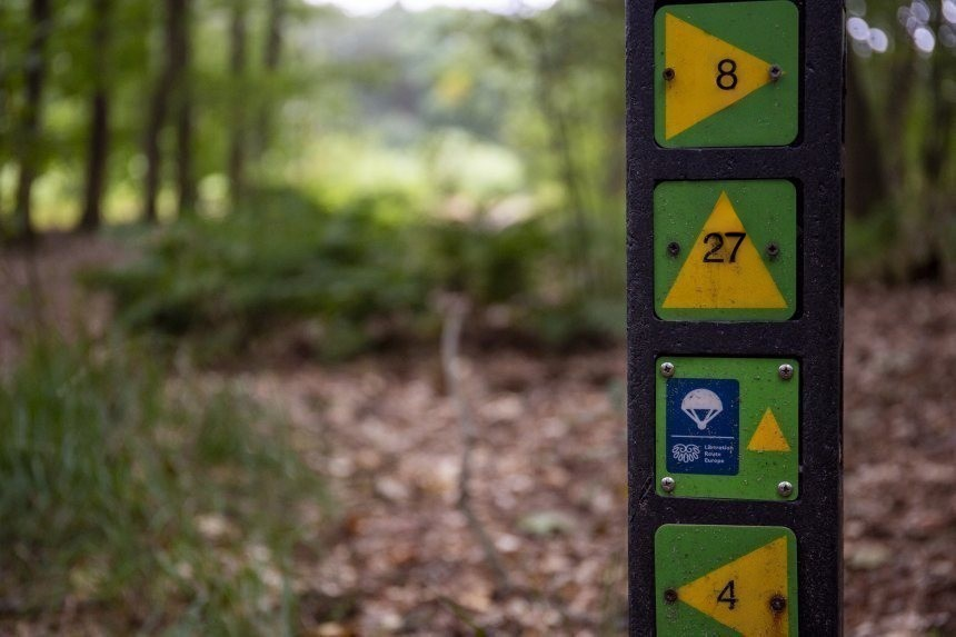 De route is makkelijk te volgen dankzij de bewegwijzering onderweg