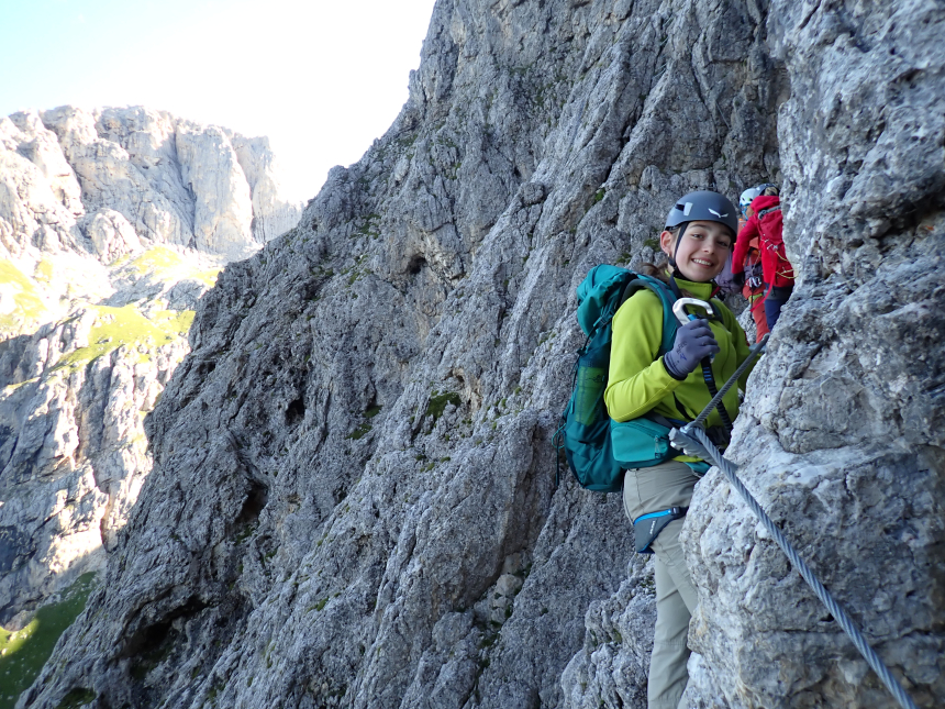 Dame die lachend in de camera kijkt, met een karabiner in haar handen