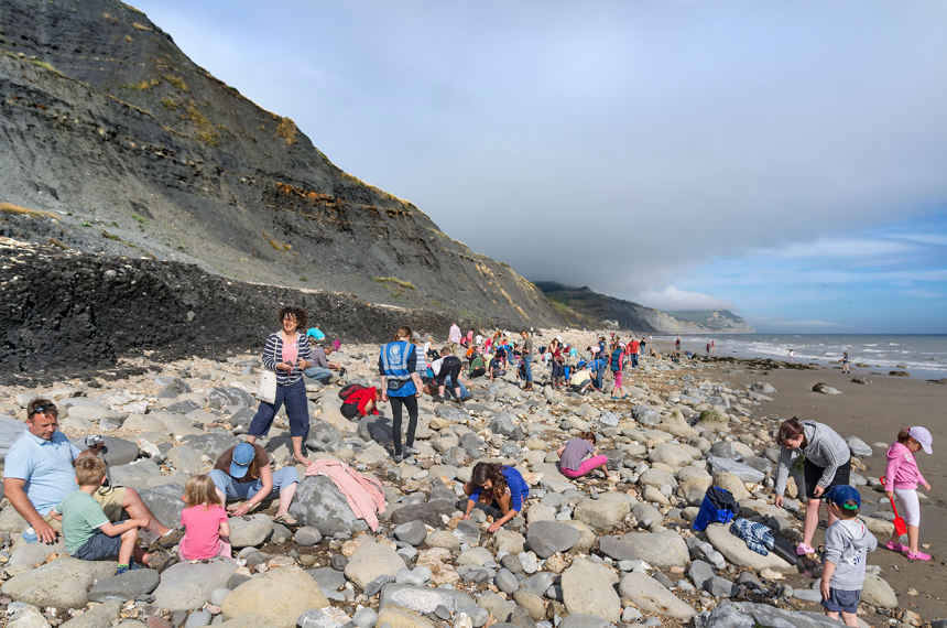23-Fossielen-zoeken-bij-Charmouth-LR-600x397.jpg Fossielen zoeken bij Charmouth.