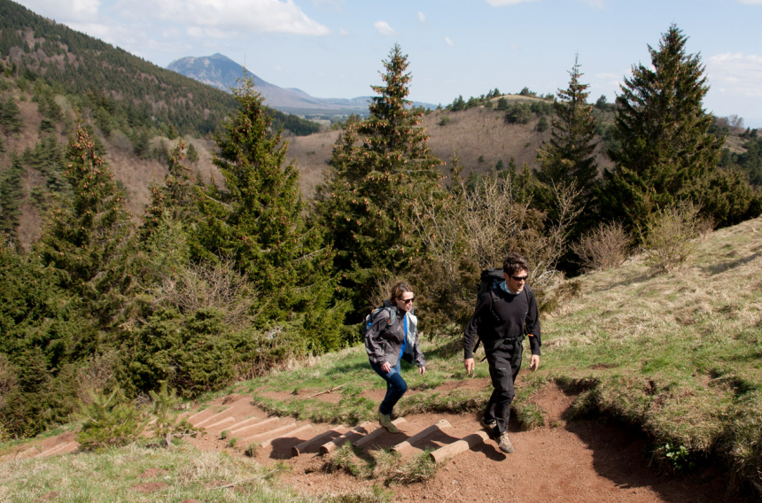 Op de achtergrond de Puy de Dôme, met seismografische installatie.