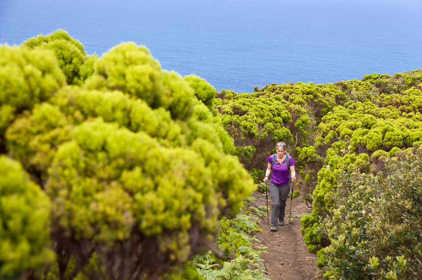 Westkust eiland Faial, op de trail langs de Capelinhos vuurtoren.
