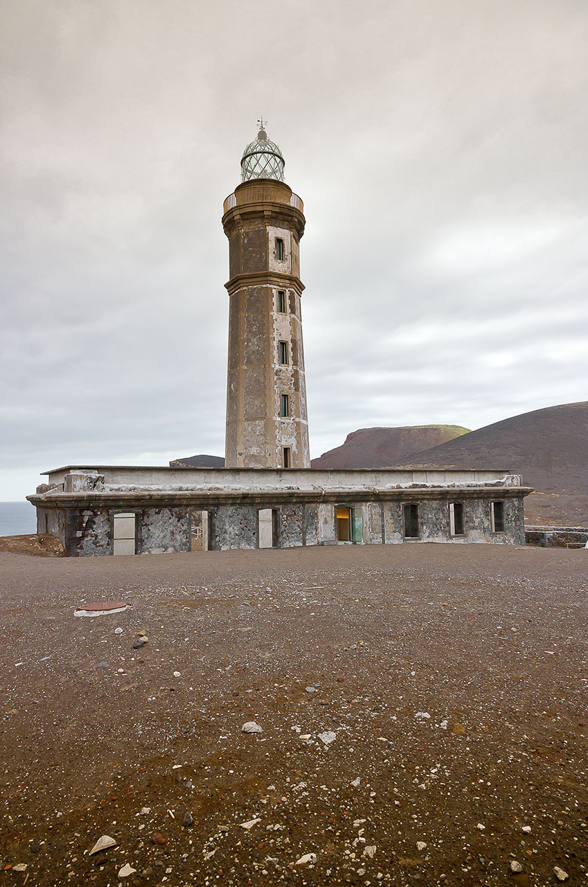 De Capelinhos vuurtoren, tegenwoordig een museum over vulkanisme op de Azoren.