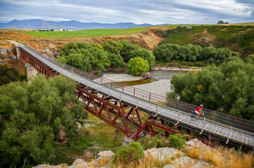 Eén van de vele historische spoorbruggen op de Otago Central Rail Trail.