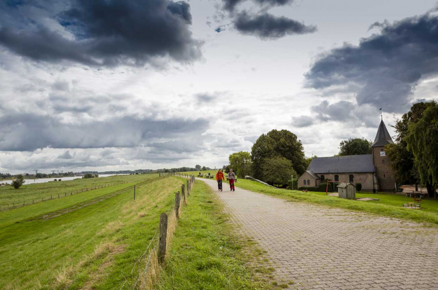 LAW-Pieterpad-web22-600x397.jpg We mijden het centrum van Millingen en lopen via de dijk naar het Duitstalige Bimmen.
