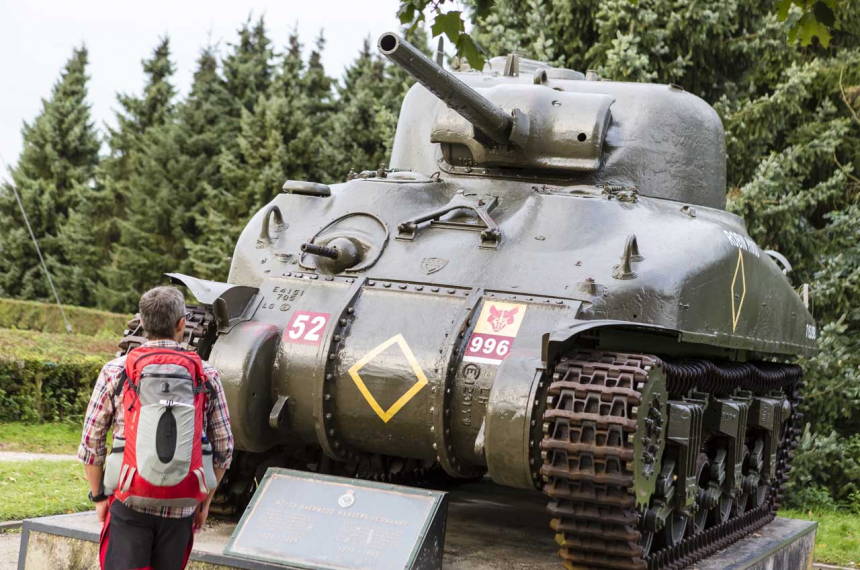 LAW-Pieterpad-web96-600x397.jpg De Sherman tank bij het Bevrijdingsmuseum in Groesbeek is het einde van de eerste dag.