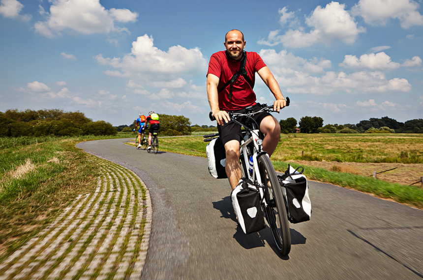 LR-Borgfelder-Deich_2-600x398.jpg Lekker vlak fietsen, Cuxland is ook zeer geschikt om met kinderen te doen.