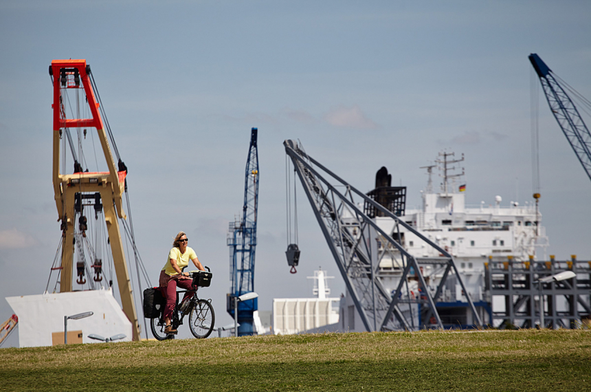 LR-Kommodore-Ziegenbein-Promenade-600x398.jpg Dwars door het havengebied van Bremerhaven.
