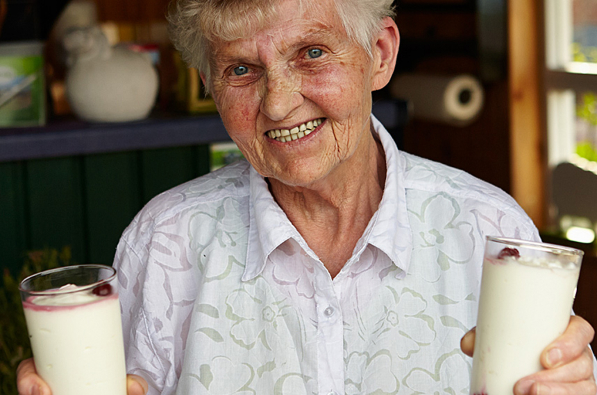 LR-Vrouw-van-Melkhus-600x398.jpg Melkhuisje in zicht? Aanleggen voor een beker verse kwark met aardbeien!