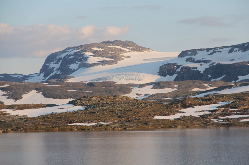 De Hardangerjøkullen gletsjer gezien vanuit Finse. De gletsjer is 73 km2 groot en heeft meerdere vertakkingen. De gletsjer werd gebruikt als locatie voor opnames van de ijsplaneet Hoth in de film Star Wars The Empire Strikes Back (bron: wikipedia).