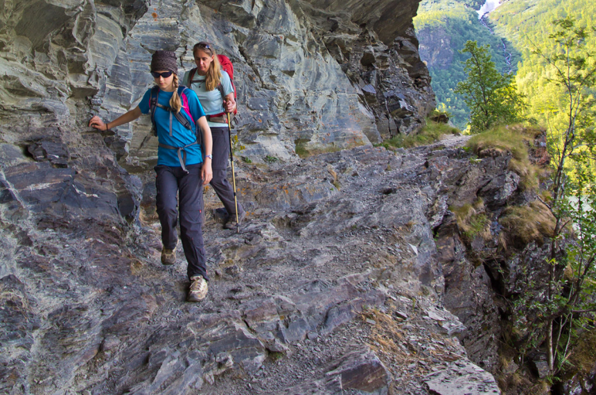 Op het steilste pad, langs een metersdiepe afgrond.