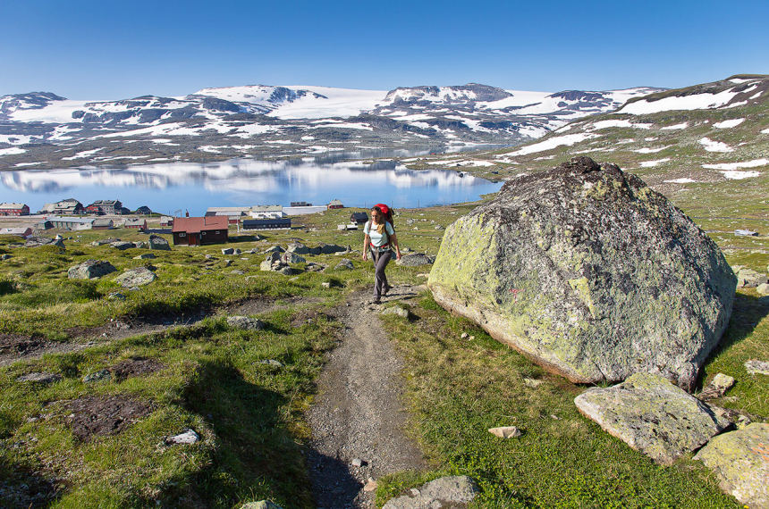 Vertrek uit Finse. Aan de overkant van het Finsemeer ligt de Hardangerjøkullen gletsjer. Finse is het hoogstgelegen treinstation van Noorwegen op 1.222 meter.