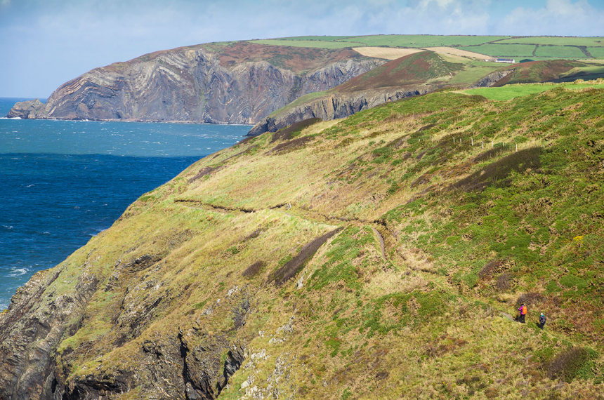 Pembrokeshire-Coastpath-Wales-wandelen-5-600x398.jpg Tussen St. Dogmael en Newport, een wilde etappe langs hoge kliffen van een zeer oud gesteente. De plooiingen mooi zichtbaar.
