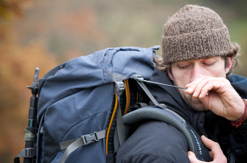 Stel banden boven de schouder (loadlifters) zo af dat de gewichtsverdeling schouder/heup gelijk blijft aanvoelen, maar dat het geheel strakker komt te staan.
