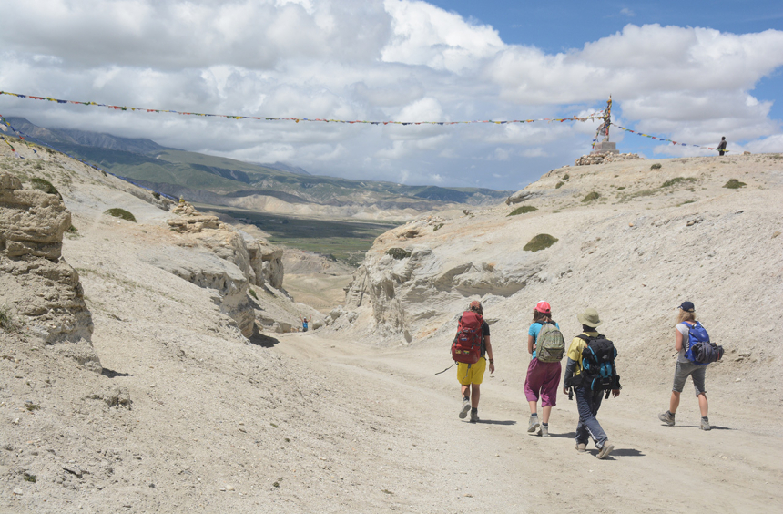 De Lo La pass, met weldra uitzicht op Lo Mantangh.
