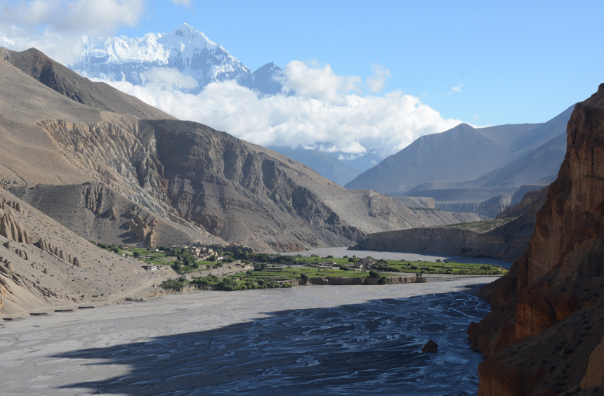 De Kali Gandaki rivier met op de achtergrond de Nilgiri.