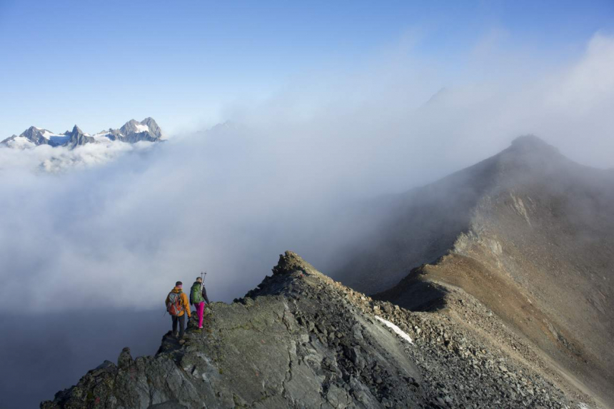Wandelen-in-het-Ötztal-19-600x400.jpg Bergsteiger am Mainzer Höhenweg im Bereich Polleskogel, Oetztaler Alpen, Tirol, Oesterreich.