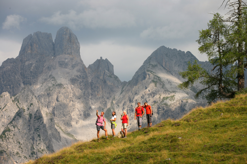 Wanderer-vor-Bischofsmütze-©Herbert-Raffalt040-dachstein-600x400.jpg Weitje voor de Bischofsmütze