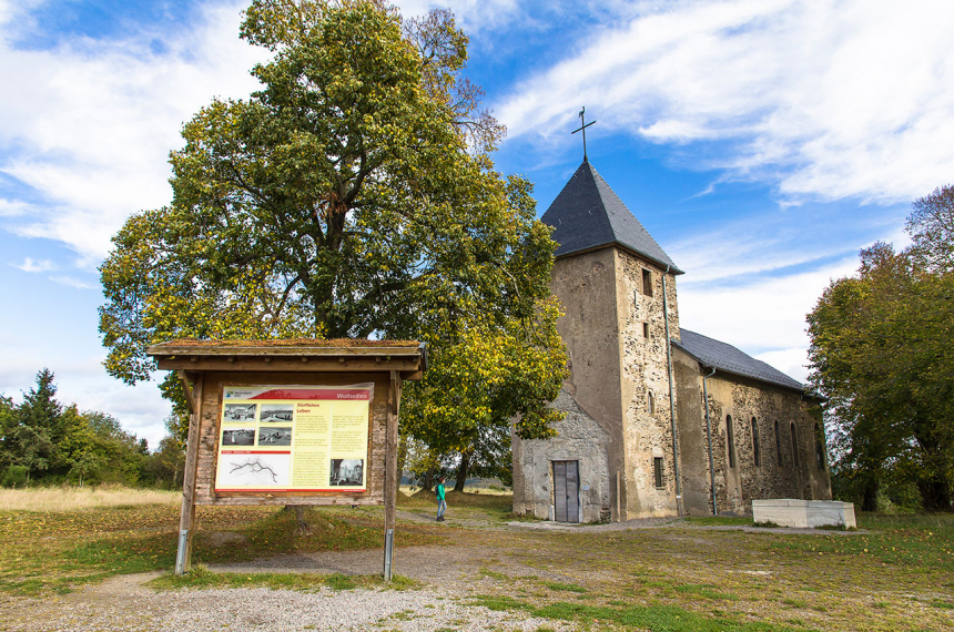 Wildnis-Trail-Eifel-12-600x398.jpg Wollseifen. De kerk is één van de laatste overgebleven gebouwen van het dorp.