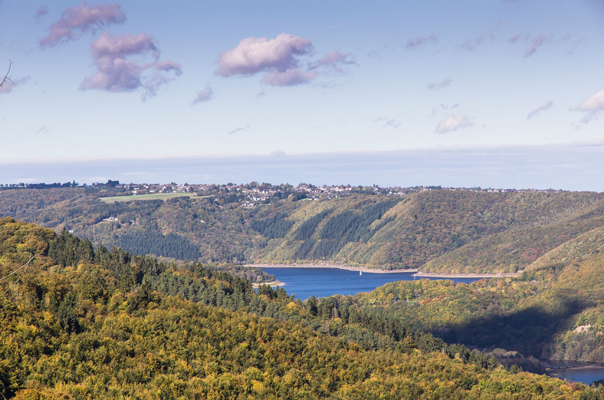 Wildnis-Trail-Eifel-17-600x398.jpg Het uitzicht vanaf de Dreiborner hoogvlakte.