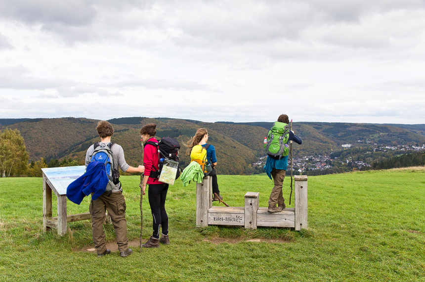 Wildnis-Trail-Eifel-18-600x398.jpg Een mooi uitzicht heet hier een 'Eifelblick'.