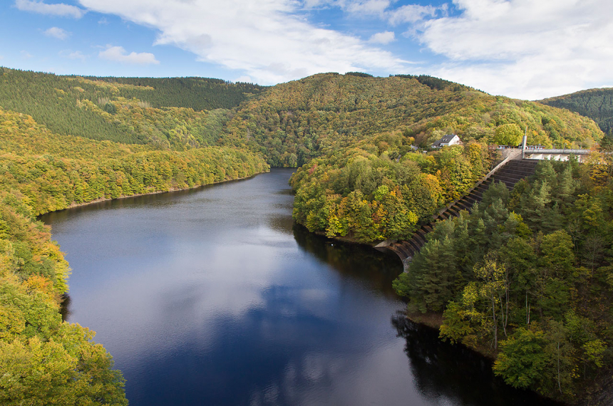 Wildnis-Trail-Eifel-19-600x398.jpg De stuwdam is 58,5 meter hoog en 226 meter lang.